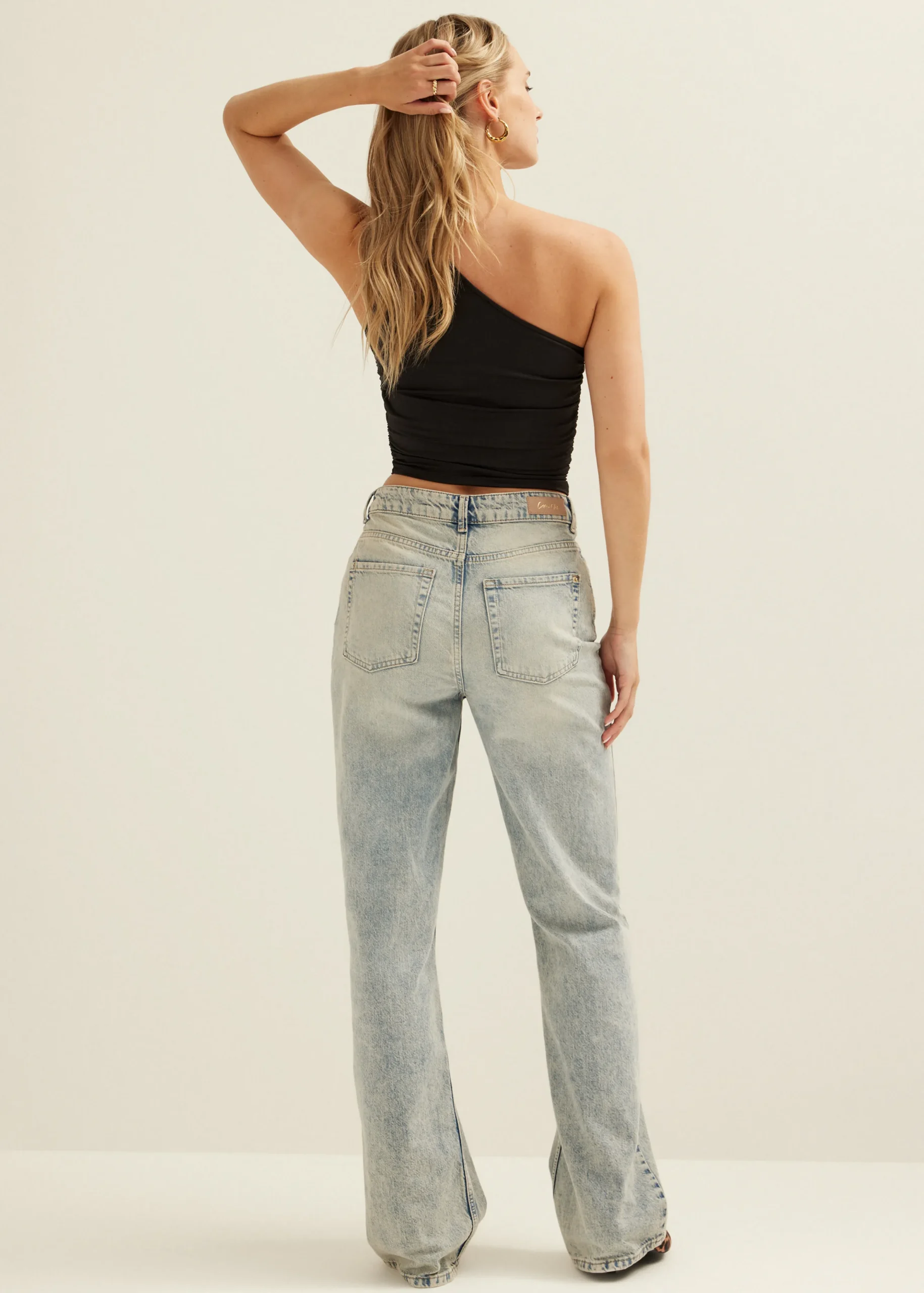 Hot Cotton Club One-shoulder top met roos zwart
