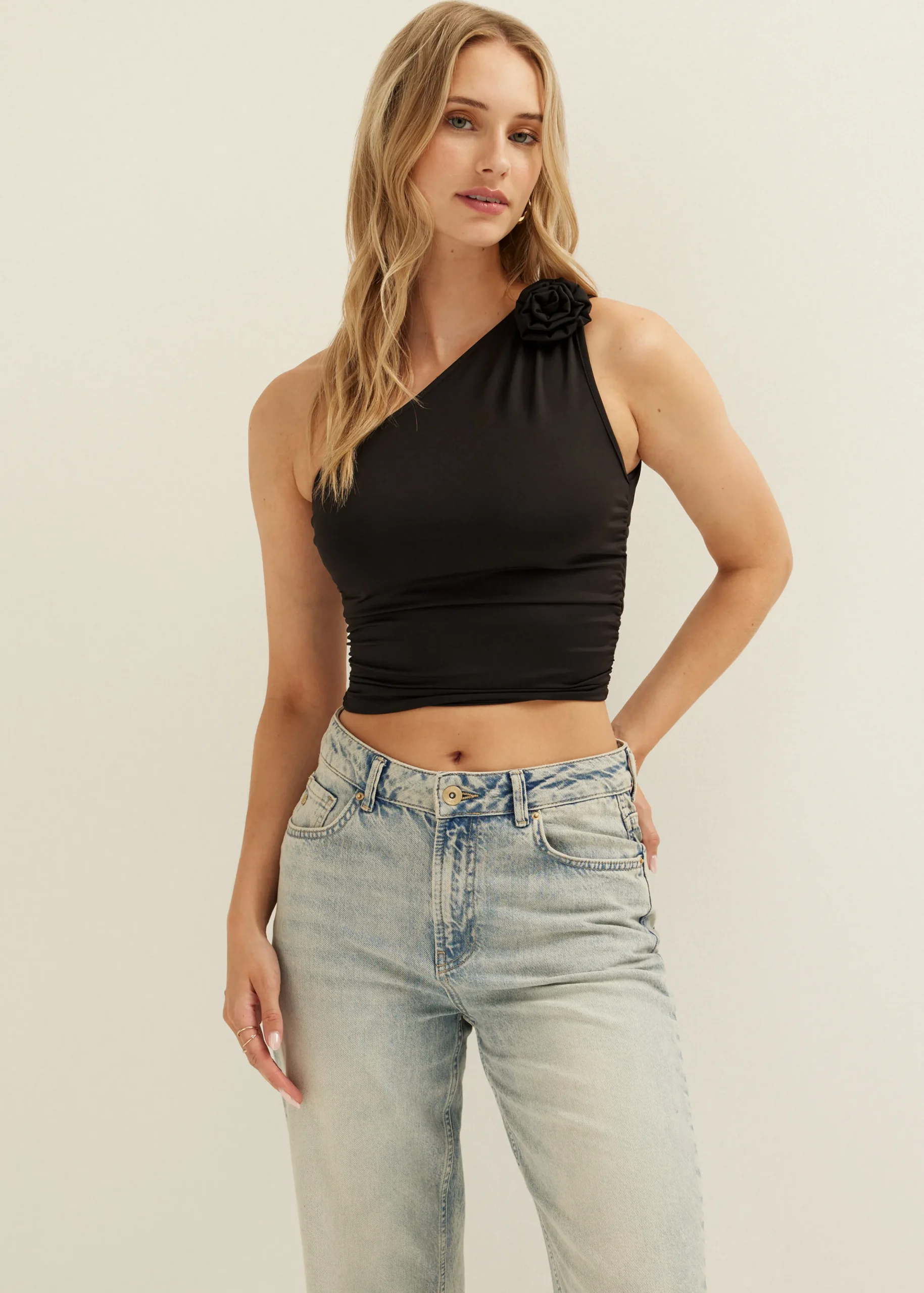 Hot Cotton Club One-shoulder top met roos zwart